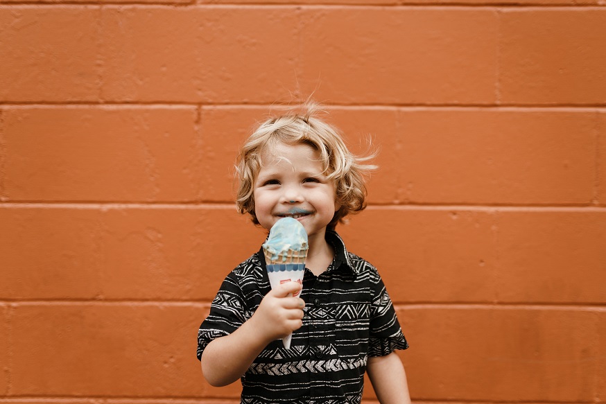 アイスクリームを食べて喜んでいる子どもの写真